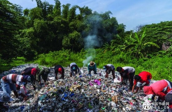 洋垃圾流入东南亚 大量废塑料堆置路边、露天焚烧