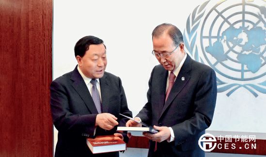 p26 2015 年9 月，联合国秘书长潘基文在纽约联合国总部会见刘振亚，并接受《全球能源互联网》和《中国电力与能源》英文版的赠书。
